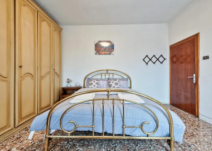 Easy Old Apartment *